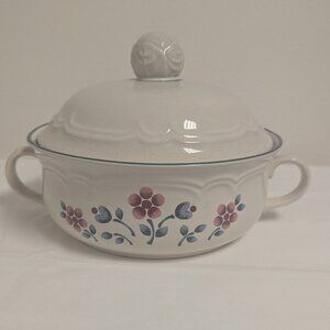 Vintage Cumberland Brambleberry Covered Round Casserole dish from the 1970's